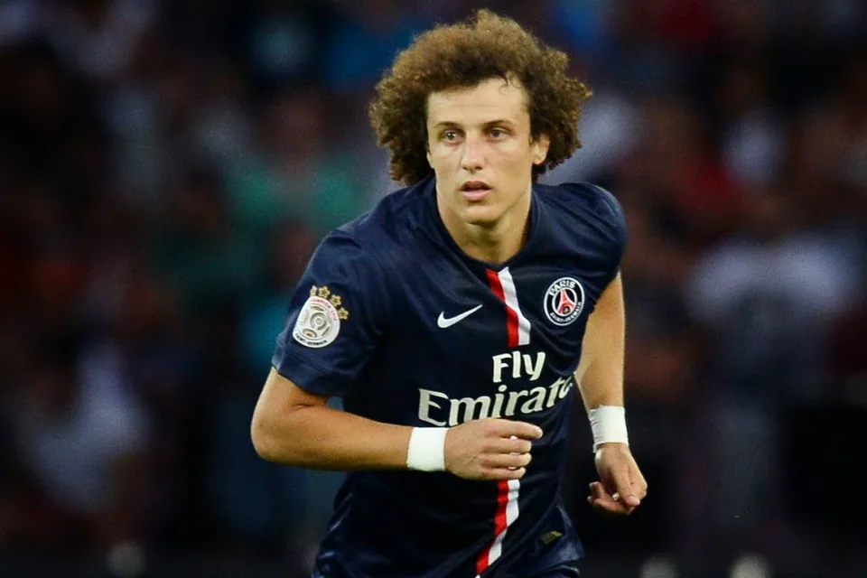 David Luiz fa il furbo spostando la schiuma dell'arbitro sulla punizione!